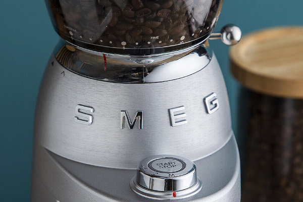 Młynek do kawy Smeg Minipro CGF02SSEU